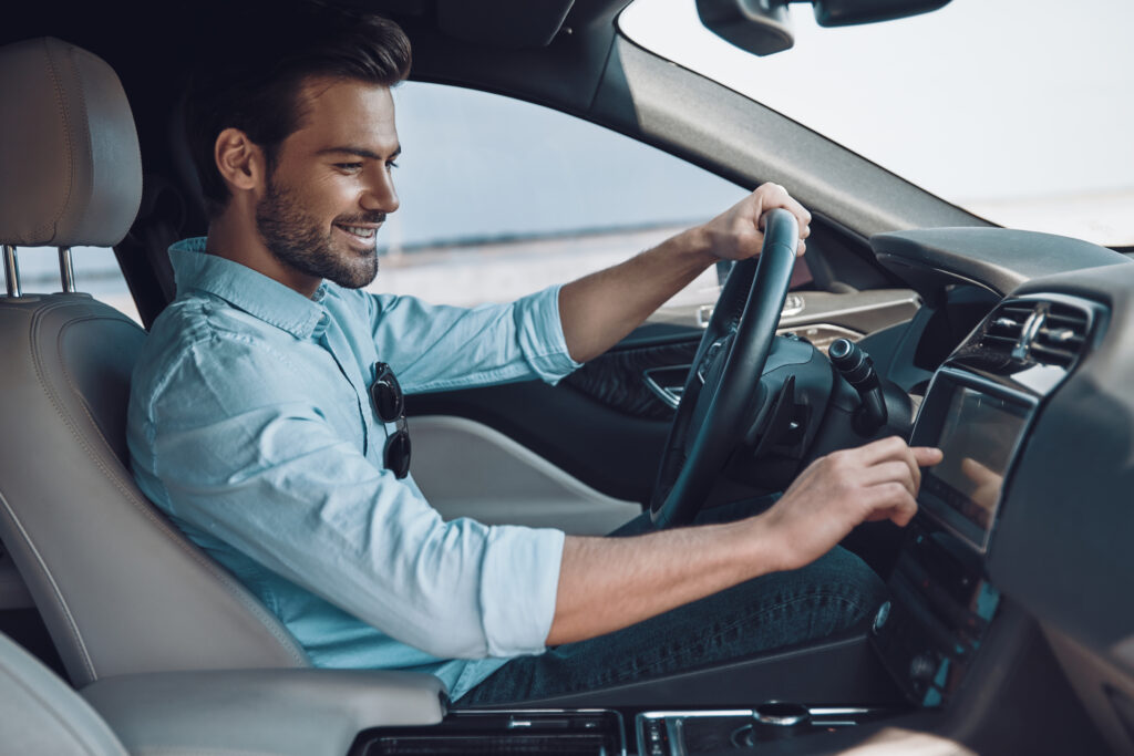 A man uses the onboard computer in a company car. Carano helps companies manage their company cars in compliance with the law using smart fleet management software—even when working from home. Take advantage of digital solutions, automated processes, and flexible options for your mobility needs.  