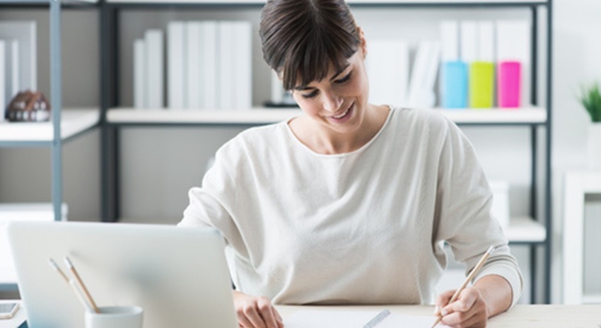 Person analyzes documents with a focus on fleet reporting. Carano supports the efficient evaluation of fleet data with innovative software solutions for more transparency, control and economic decisions in fleet management. 