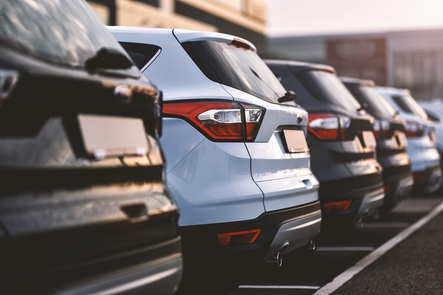 Reihe geparkter Firmenwagen auf einem Parkplatz. Carano unterstützt Unternehmen beim Outsourcing von Fuhrparkmanagement und bietet smarte Softwarelösungen, um Fuhrparks effizient und kostensparend zu verwalten. Profitieren Sie von mehr Transparenz, weniger Aufwand und einer digitalen Verwaltungslösung für moderne Mobilität im Unternehmen.