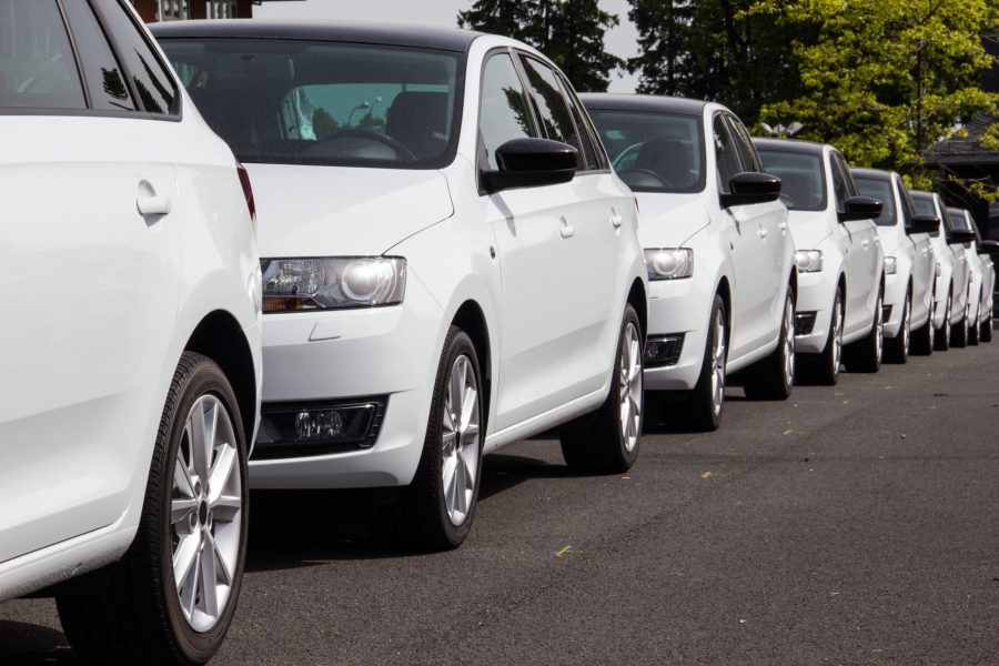 Mehrere identische weiße Dienstwagen sind in einer Reihe geparkt. CarWise unterstützt Unternehmen bei der Einführung und Verwaltung klarer, digitaler Dienstwagenregelungen. So wird die Fahrzeugnutzung effizient gesteuert, rechtliche Sicherheit gewährleistet und die Zufriedenheit der Mitarbeiter im Fuhrpark langfristig gesteigert.
