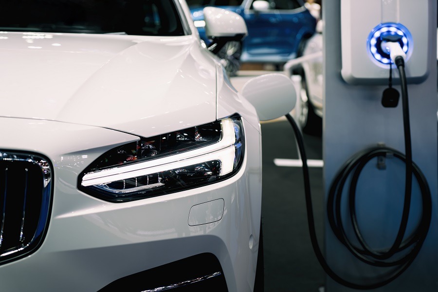 Ein weißes Elektroauto wird an einer Ladesäule geladen. CarWise unterstützt Unternehmen mit digitalen Lösungen bei der Elektrifizierung des Fuhrparks