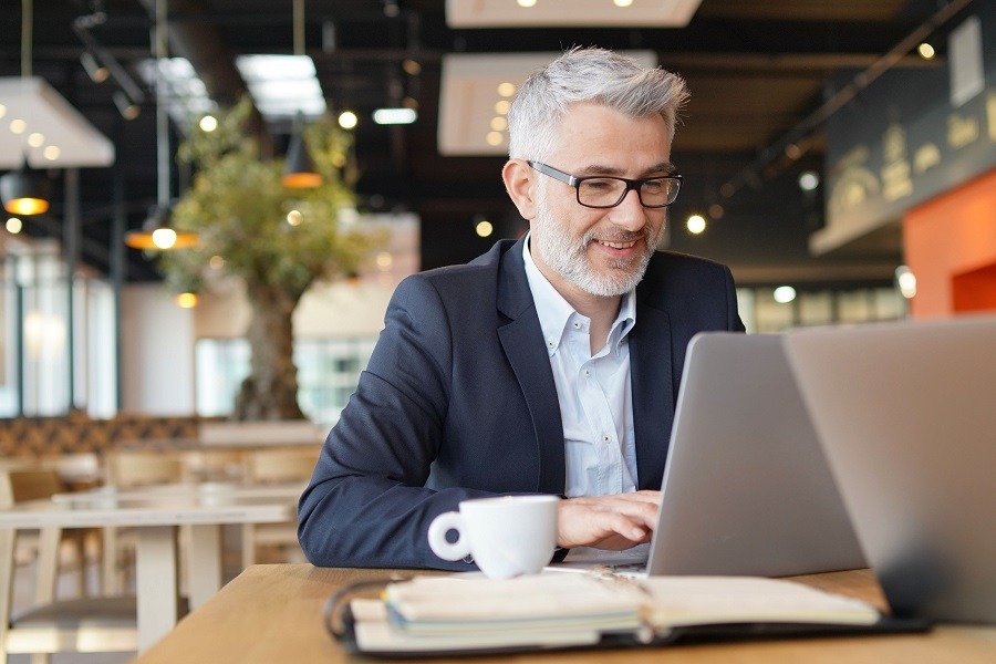 A man works intently on a laptop in a modern office setting. Digital fleet management simplifies organization, saves time, and reduces costs. CarWise supports fleet managers with smart solutions for vehicle management, scheduling, and legally compliant documentation—efficient, easy to navigate, and available online at all times.  