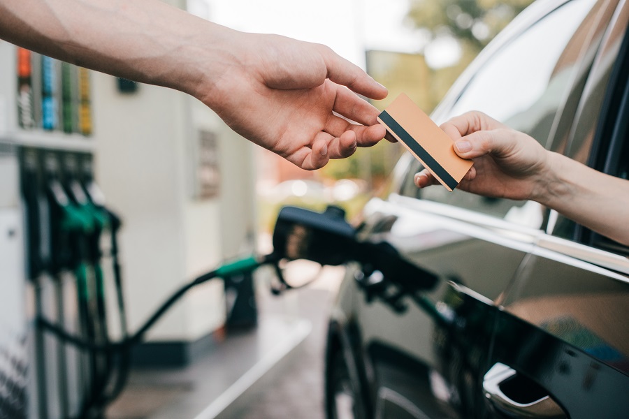 At a filling station, a person hands a fuel card through the car window. Digital management of fuel cards simplifies fleet organization considerably. Carano offers intelligent solutions for recording fuel costs, automated billing and efficient cost controlling - for more transparency and time savings in fleet management.  