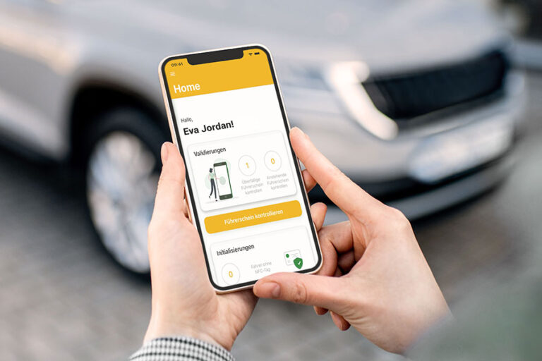 Person hält Smartphone mit geöffneter App zur elektronischen Führerscheinkontrolle von CarWise. Die App ermöglicht eine digitale Führerscheinkontrolle direkt mit dem Mobilgerät. Ideal für Fuhrparkverantwortliche, um gesetzliche Pflichten effizient zu erfüllen, Risiken zu minimieren und Prozesse im Fuhrparkalltag zu automatisieren.