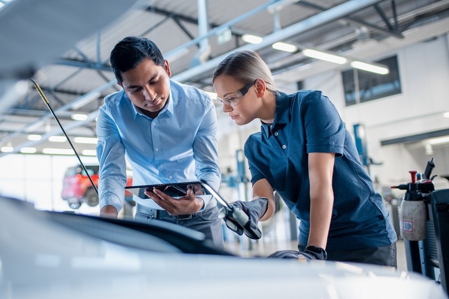 Zwei Personen prüfen Fahrzeugdaten auf einem Tablet während einer Reparatur. Die digitale Koordination von Schäden im Fuhrpark erleichtert die Abstimmung zwischen Werkstatt, Fahrer und Verwaltung. Carano bietet Softwarelösungen für ein effizientes, transparentes und rechtskonformes Schadenmanagement – inklusive digitaler Schadenmeldung und automatisierter Abläufe.
