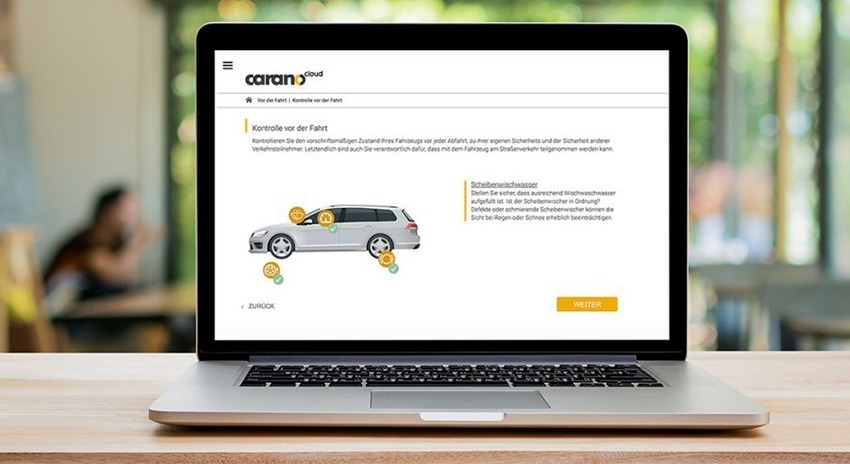 Ein geöffneter Laptop zeigt eine digitale Anwendung der Carano Cloud zur Fahrzeugkontrolle vor der Fahrt. Die Software unterstützt Unternehmen bei der UVV-Unterweisung. Carano bietet rechtssichere, digitale Lösungen für das Fuhrparkmanagement.