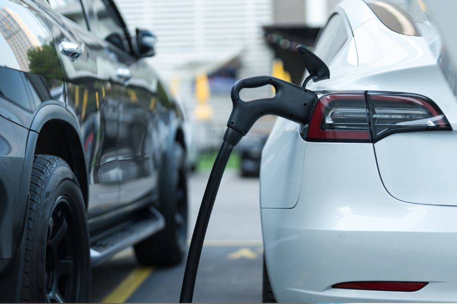 Ein Elektroauto wird auf einem Parkplatz geladen - Symbolbild für die Elektrifizierung des Fuhrparks im Rahmen eines zukunftsorientierten Fuhrparkmanagements