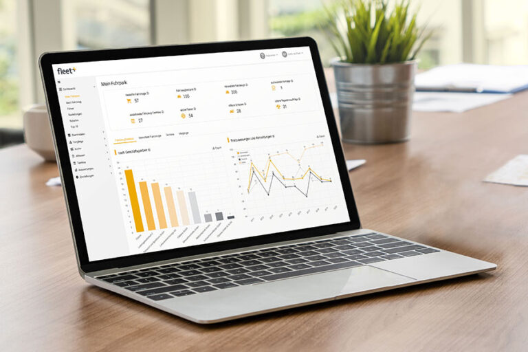 Ein Laptop zeigt das Carano-Dashboard „fleet+“ mit Auswertungen zu Fuhrparkdaten und Fahrverhalten. Die Softwarelösung von Carano ermöglicht datenbasiertes, digitales Fuhrparkmanagement. Unternehmen profitieren von automatisierten Prozessen, Transparenz und Effizienz – für eine zukunftssichere, nachhaltige Verwaltung ihrer Fahrzeugflotte.