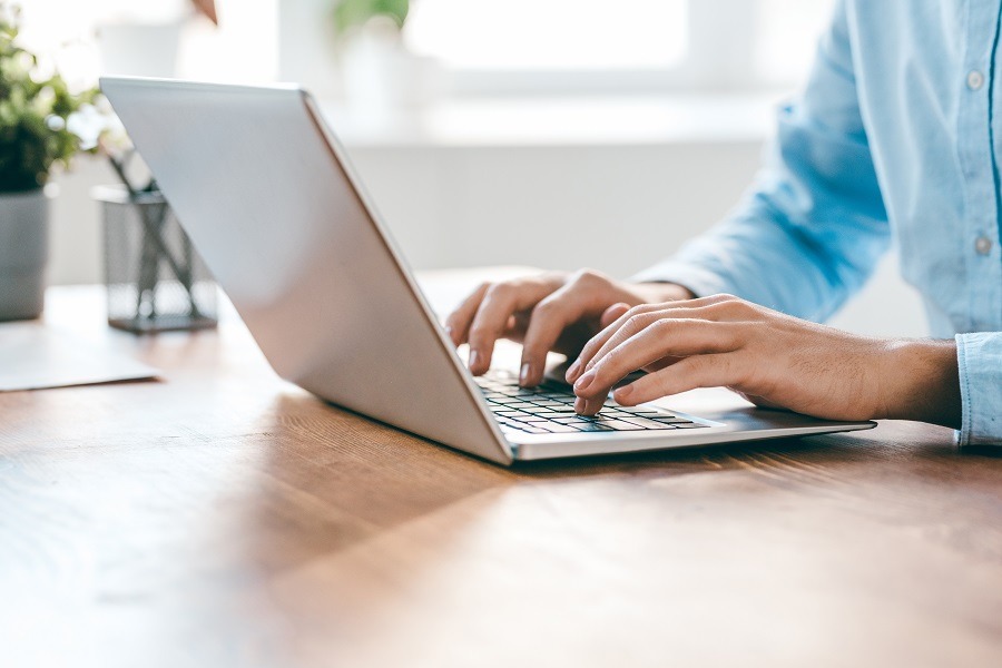 Person arbeitet an einem Laptop – Darstellung für digitale Prozesse im Fuhrparkmanagement. Im Fokus stehen die rechtssichere Halterhaftung und die Erfüllung gesetzlicher Pflichten bei der Fahrzeugverwaltung, wie sie im Rahmen moderner Fuhrparksoftware-Lösungen organisiert werden können.