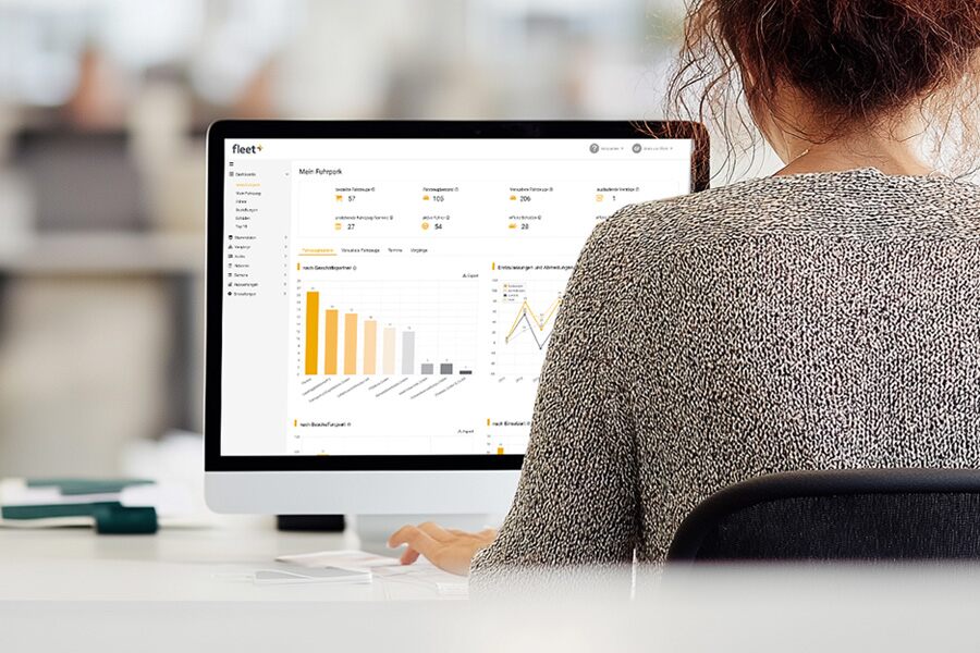 Een persoon kijkt naar een monitor met een analysedashboard. Carano Fleet+ fungeert als centrale software voor wagenparkbeheer en verbindt voertuigen, chauffeurs en gegevens met elkaar, maakt geautomatiseerde processen en analyses mogelijk en zorgt voor een schaalbare, efficiënte aansturing van complexe wagenparken bij ISS. 
