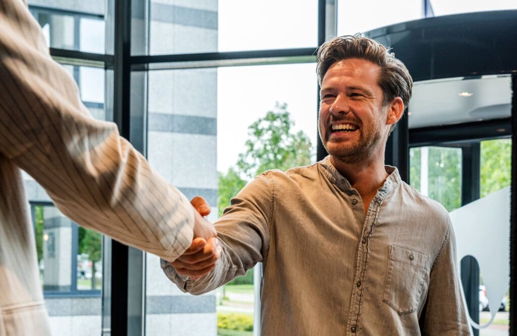 Handschlag als Symbol für die Partnerschaft zwischen CarWise und Main Capital Partners