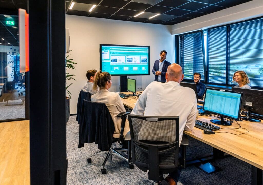 Mitarbeiter der CarWise Group bei der gemeinsamen Zusammenarbeit in einem modernen Besprechungsraum